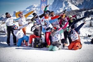 Grupa na aktywnym wypoczynku narciarskim w górach we Włoszech