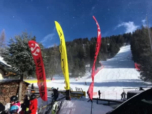 Banery Ab Active na tle stoku narciarskiego.