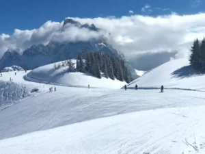 Widok na przykryte śniegiem stoki narciarskie we Włoszech.