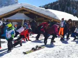 Grupa osób na wycieczce narciarskiej.