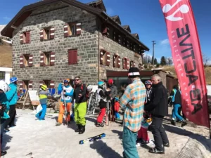 Tłum ludzi pod budynkiem poczas pobytu na nartach