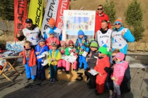 Wycieczka na narty dzieci na podium