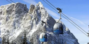 Wyciąg narciarski na tle gór we Włoszech.